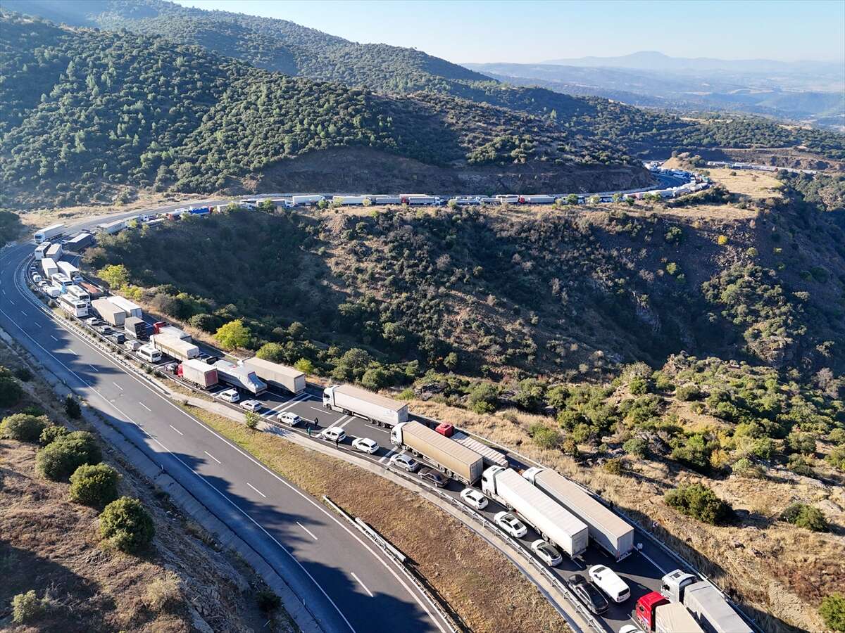 Domates yüklü TIR devrildi, yolcu otobüsü sıkıştı! 1 ölü var 16